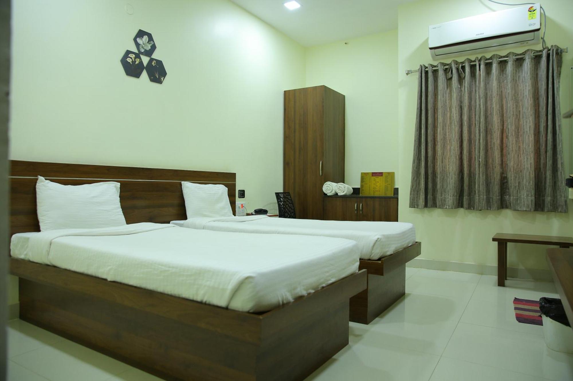 Hotel Maruthi Inn Nirmal  Ngoại thất bức ảnh